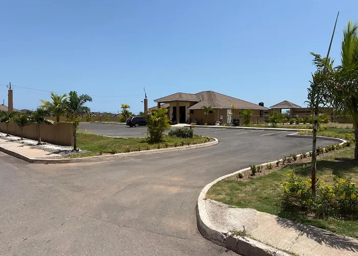 C & J'S Coco Manor Vacation Home